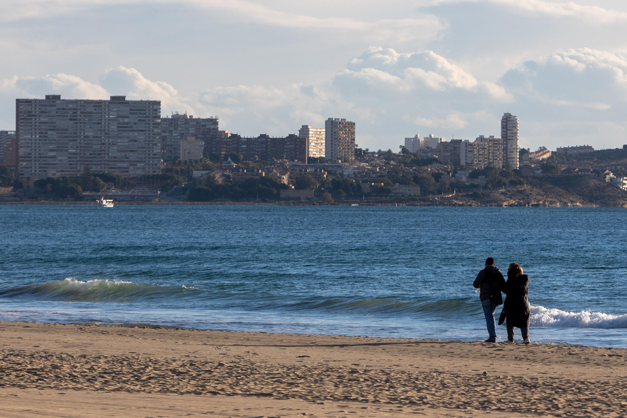 Desafiando al frío en la playa del Postiguet de Alicante