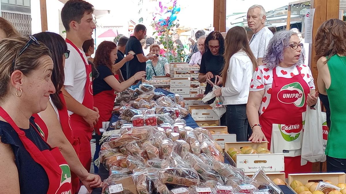 Puesto de productos Unipro durante la feria del tomate