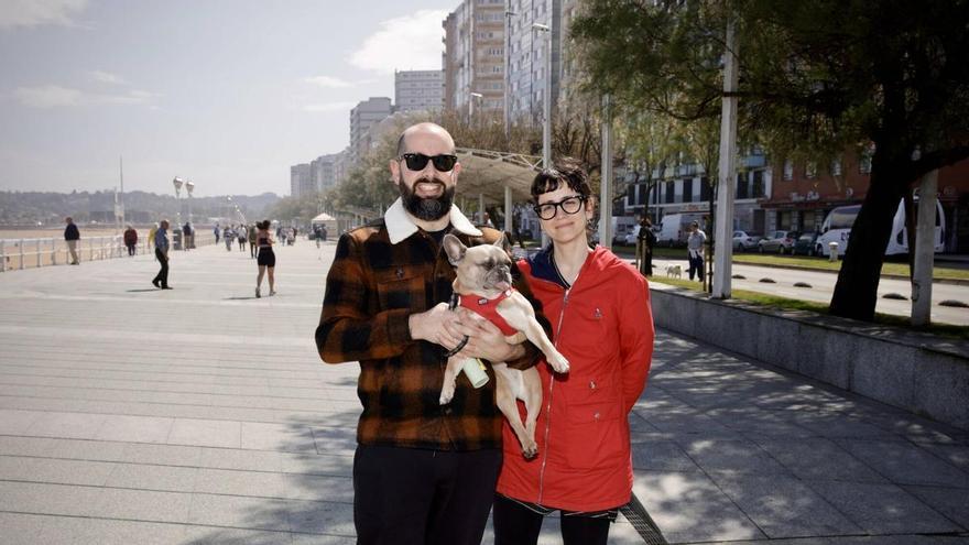 Del recelo a una obra "carísima" al aval a ganar "más espacio peatonal": las valoraciones de los habituales del Muro de Gijón al plan para soterrar el tráfico