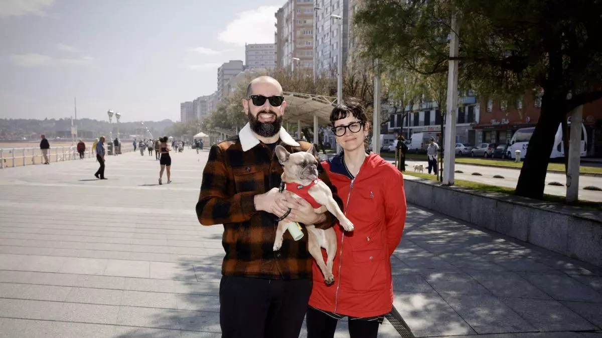 Del recelo a una obra "carísima" al aval a ganar "más espacio peatonal": las valoraciones de los habituales del Muro de Gijón al plan para soterrar el tráfico