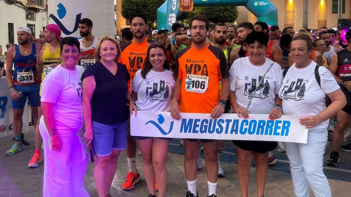 El alcalde y el concejal de Almàssera, que corrieron la prueba, junto a los organizadores.