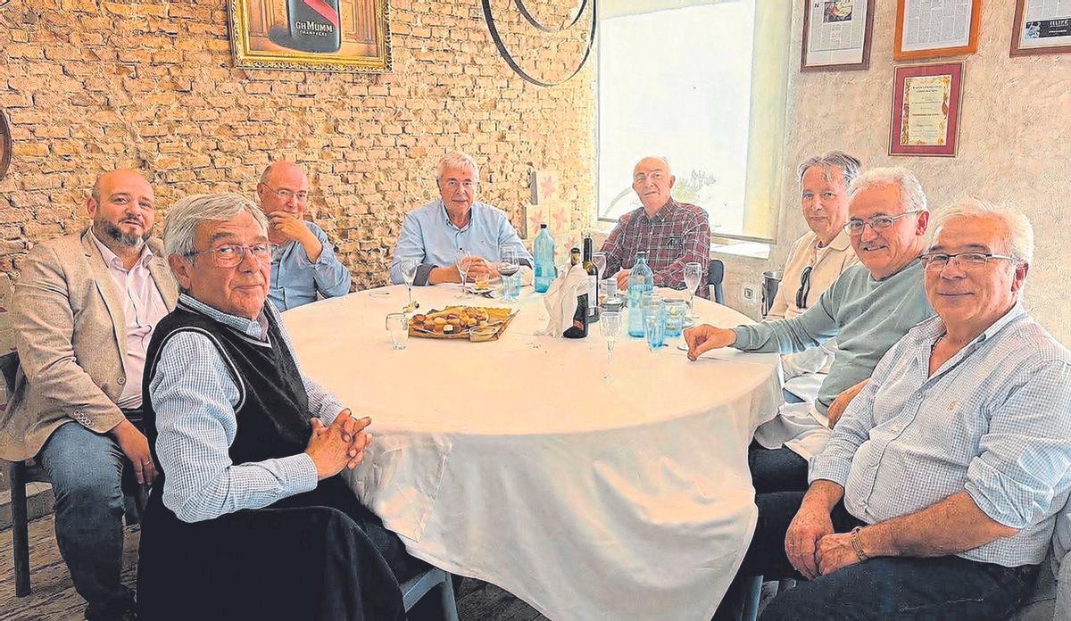 VIEJA GUARDIA SOCIALISTA. De izquierda a derecha, Manuel Torres, secretario general de Cartagena; Ramón Ortiz, exalcalde de Cieza y exsecretario regional; Juan Escudero, exalcalde de Los Alcázares y exsecretario regional; Antonio Martínez Mengual, exsecretario de Cartagena; José Manuel Torres, exsecretario de una agrupación cartagenera y exconcejal de la ciudad; Juan Durán, exportavoz parlamentario regional; Alfonso Navarro, exdiputado regional; Manuel Sanes, exalcalde de La Unión y exsecretario general.