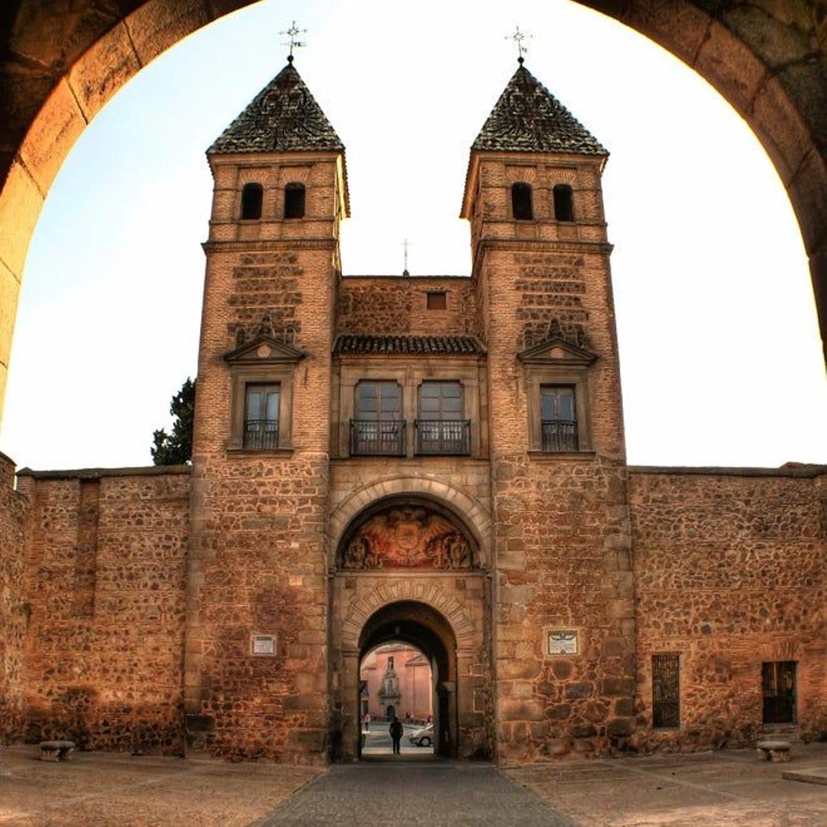 La Puerta Nueva de Bisagra es de origen mudéjar aunque fue reconstruida en el siglo XV.