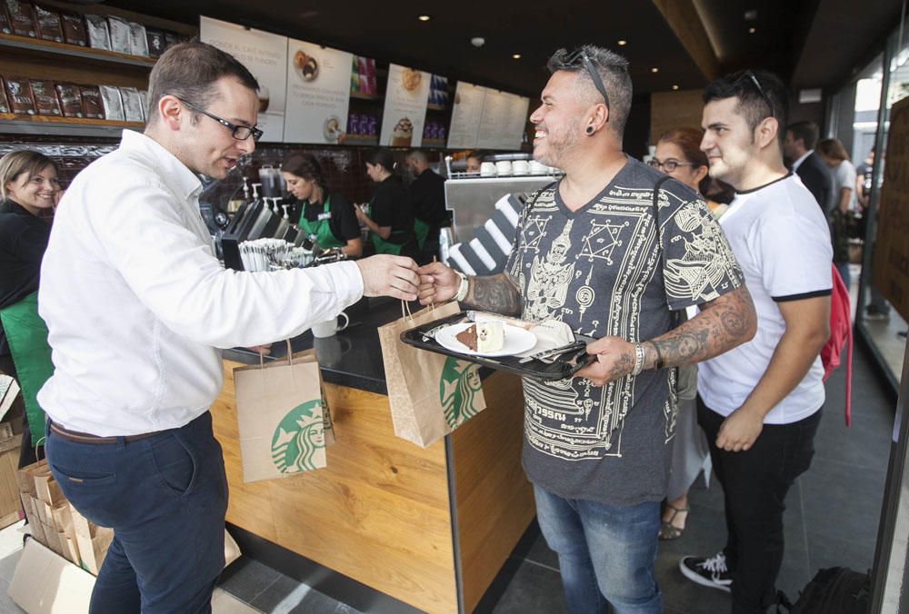 Starbucks inaugura su primera tienda en Tenerife, en el Siam Mall