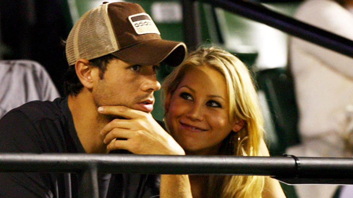 Enrique Iglesias y Anna Kournikova disfrutan de un partido de tenis