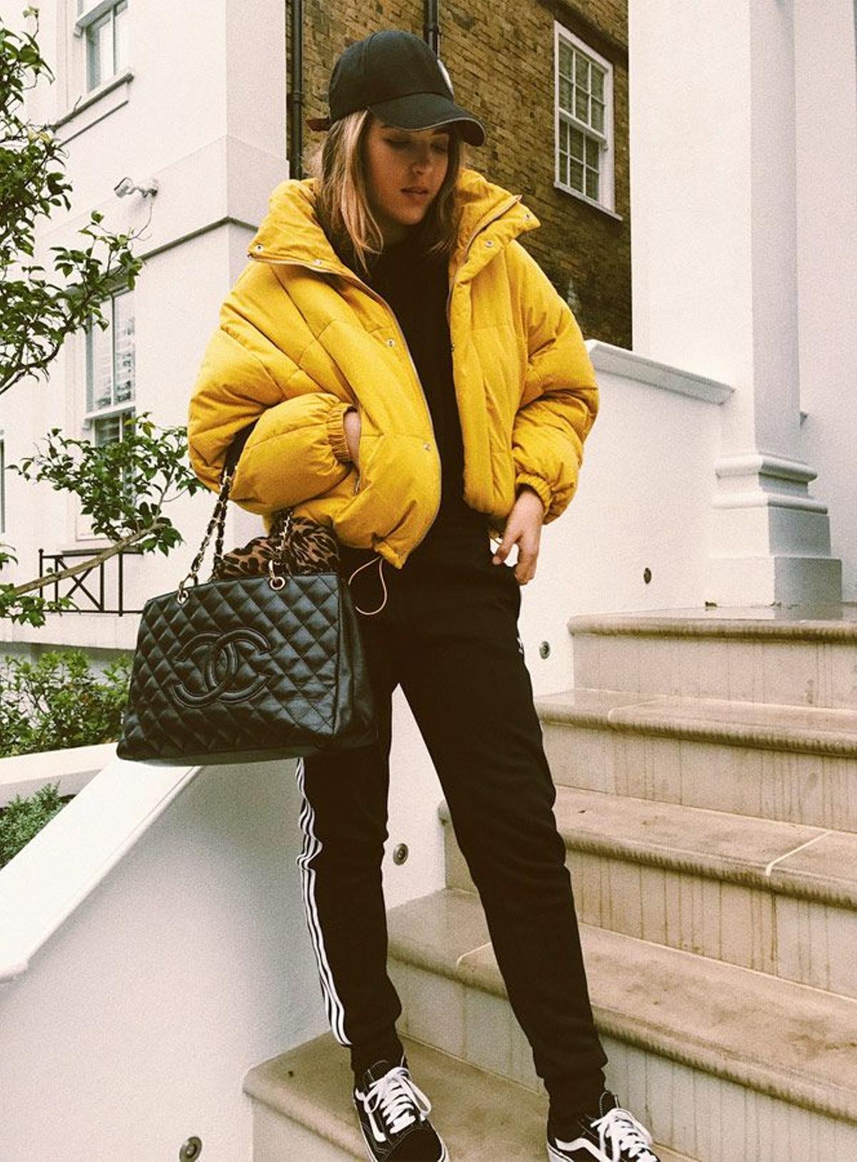 Los mejores looks de Alba Díaz Martín: plumífero amarillo