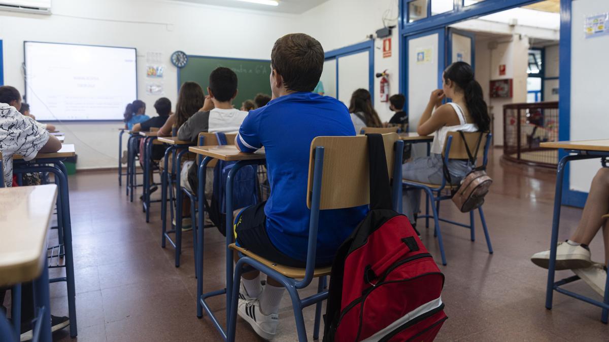 Archivo - Aumnos del CEIP Escritor Alfonso Grosso durante el primer día de colegio.