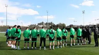 La plantilla del Elche guarda un minuto de silencio en recuerdo de Pelayo Novo