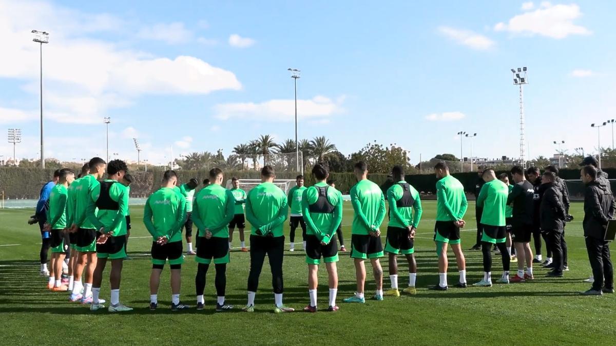 Pelayo Novo | La plantilla del Elche guarda un minuto de silencio en ...