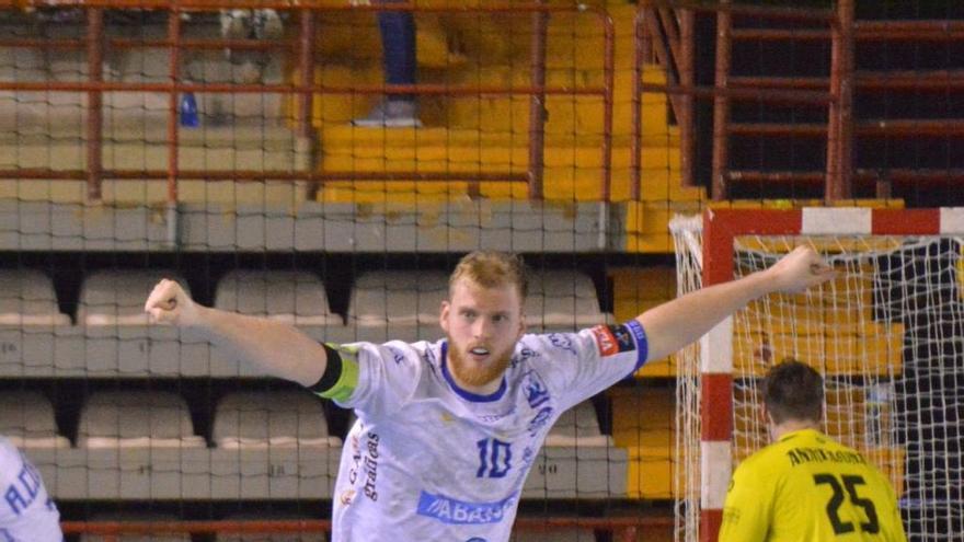 Diego Piñeiro, durante un partido con el Ademar León. // @DiegoPinheiro11