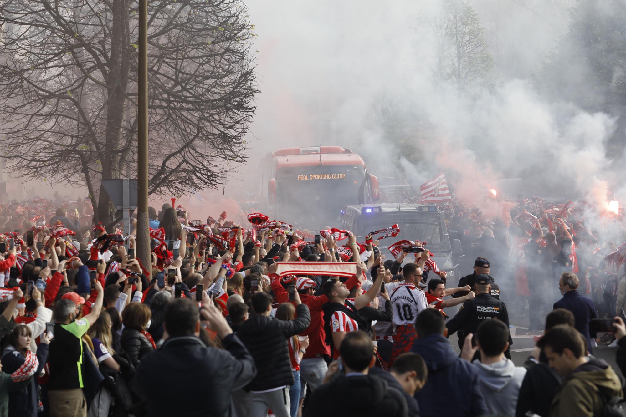 EN IMÁGENES: Así fue el recibimiento al autobús del Sporting en El Molinón