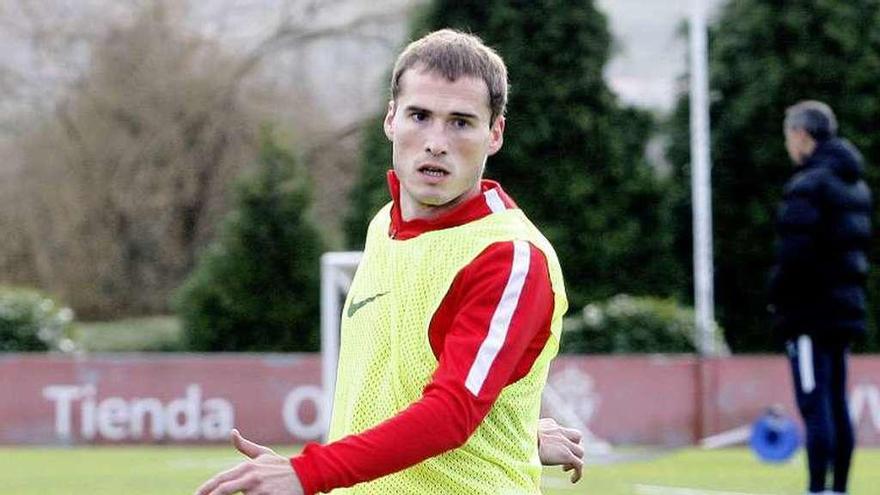 Álex Bergantiños golpea el balón en el entrenamiento de ayer.