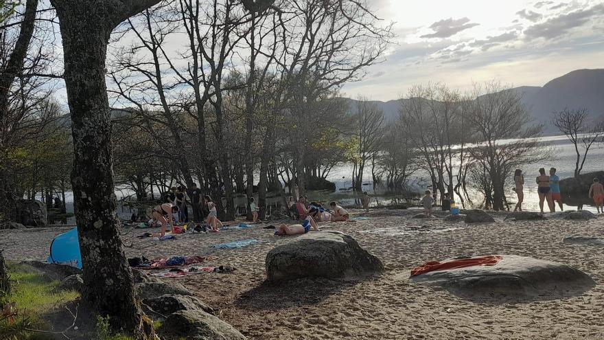 Bañistas en el Lago de Sanabria en la tarde de este sábado.