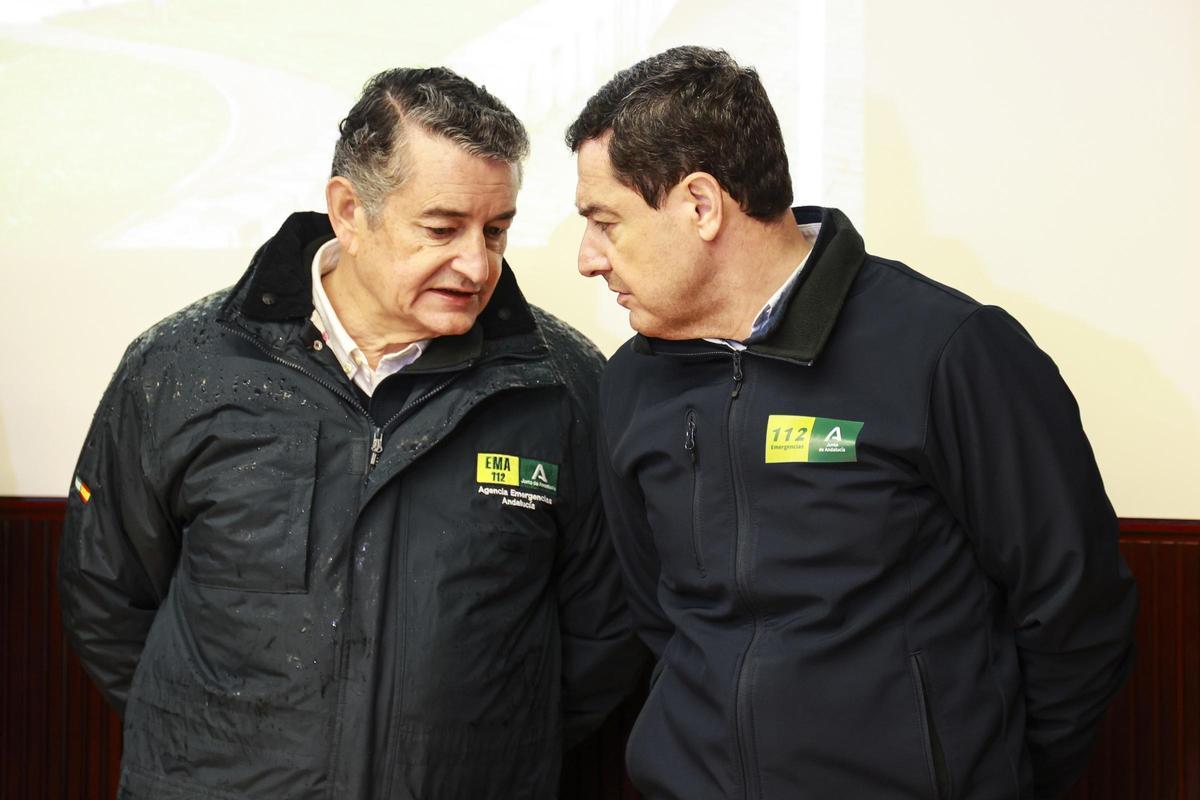 El presidente de la Junta, Juanma Moreno, junto al consejero de Presidencia, Antonio Sanz, durante la visita a zonas inundadas de Córdoba.
