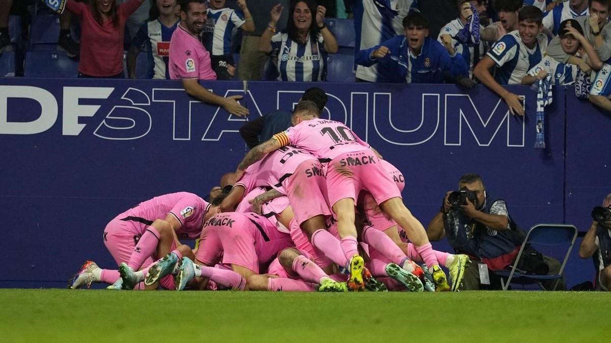 Los jugadores del Espanyol celebran el gol de Joselu al Valladolid