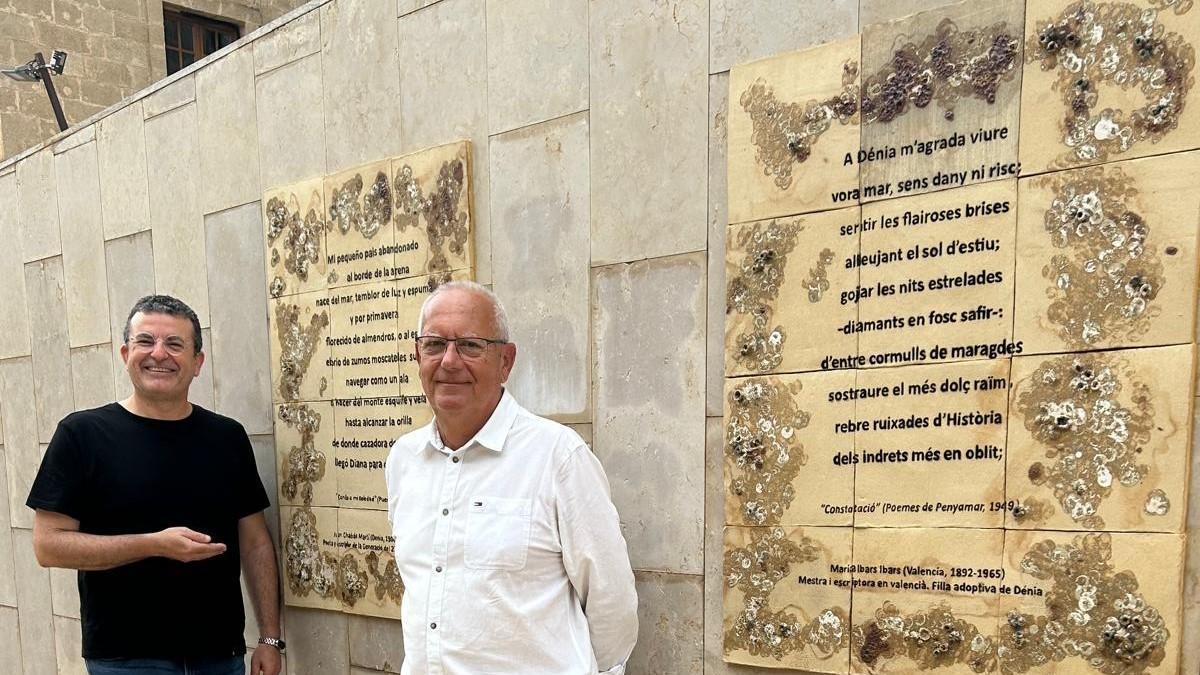 El regidor de Cultura i l'alcalde, al costat dels plafons literaris