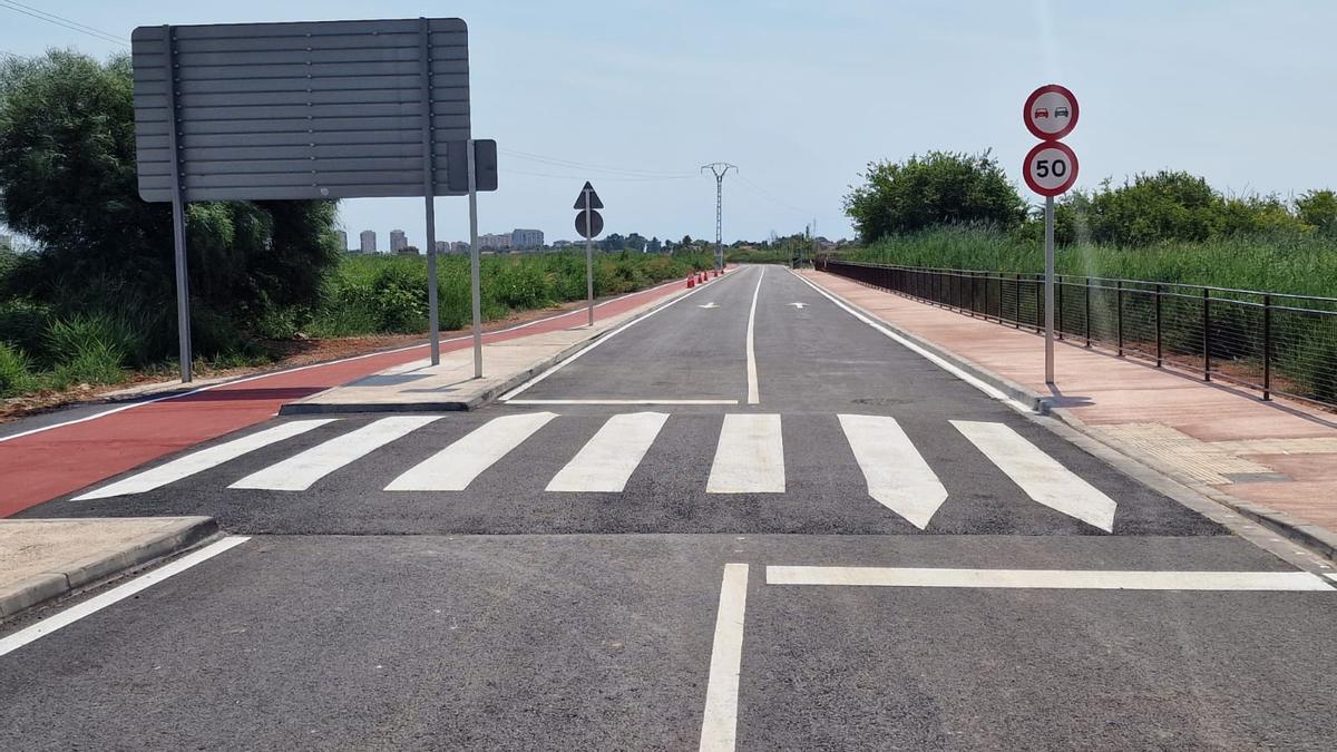 Baden con paso de cebra para mejorar la seguridad, hoy, en el camí la Ratlla.