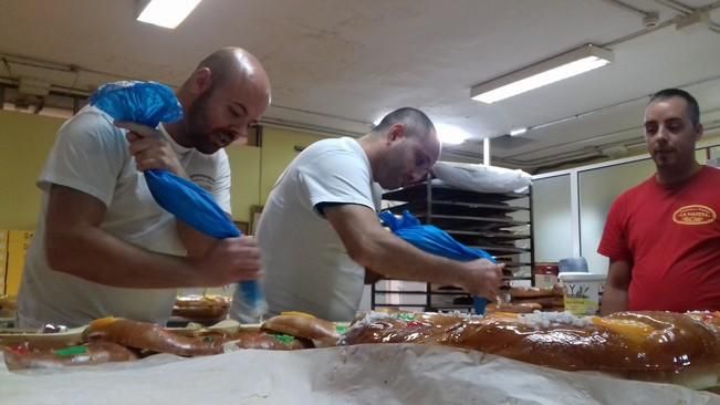 Elaboración de roscones de Reyes en la dulcería La Madera