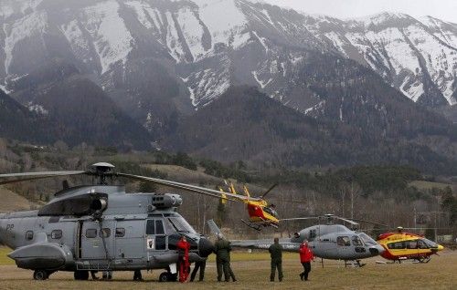 Accidente en Los Alpes: Los equipos de rescate inspeccionan la zona donde se ha estrellado el avión.