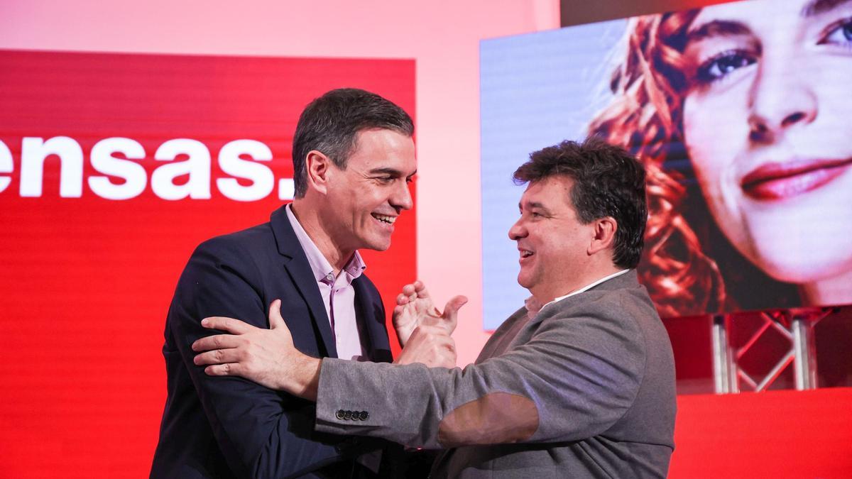 Sánchez junto al alcalde de Huelva, Gabriel Cruz Santana.