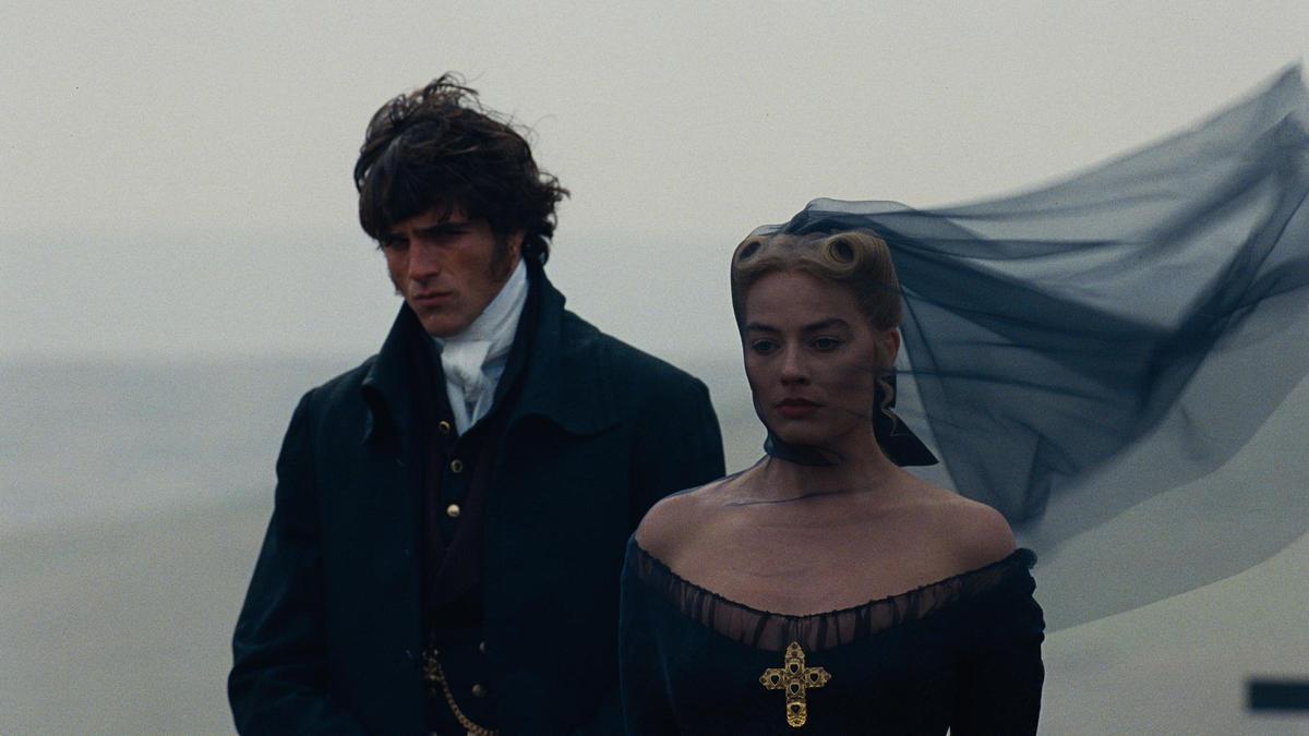 Jacob Elordi y Margot Robbie, en una imagen de 'Cumbres borrascosas'