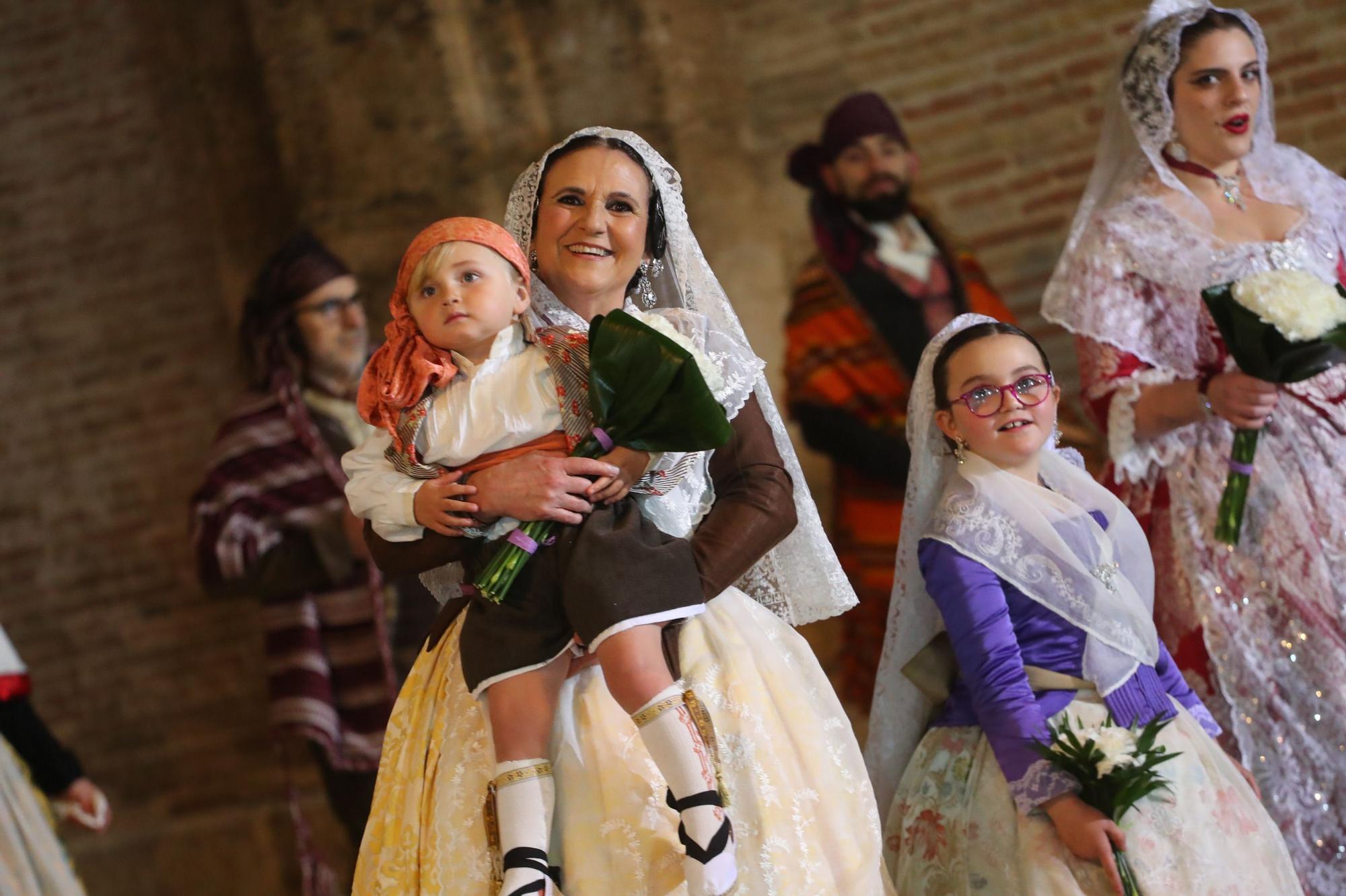 Búscate en el primer día de ofrenda por la calle de la Paz (entre las 20:00 a las 21:00 horas)
