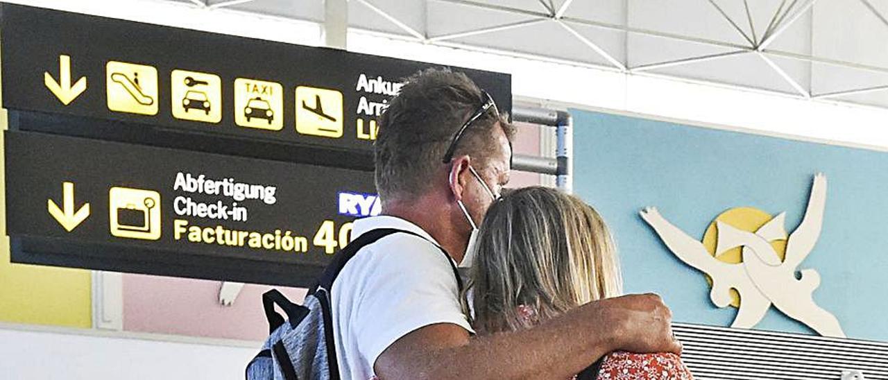 Una pareja de turistas en el aeropuerto de Gran Canaria. | | ANDRÉS CRUZ