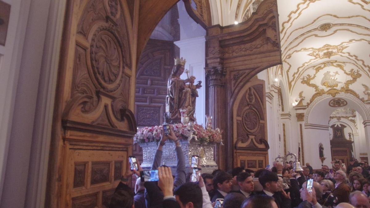 La Virgen de la Victoria, accediendo a los Mártires.
