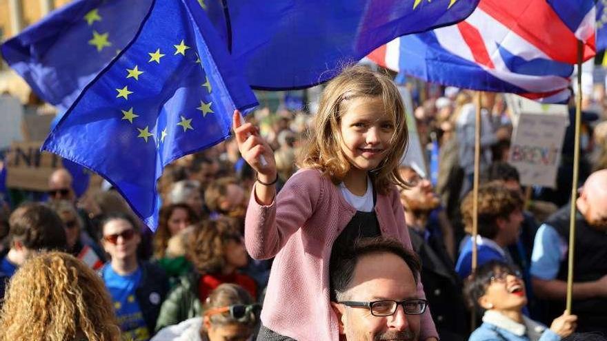 Manifestación ante el Parlamento británico de los partidarios de convocar un nuevo referéndum. // Efe