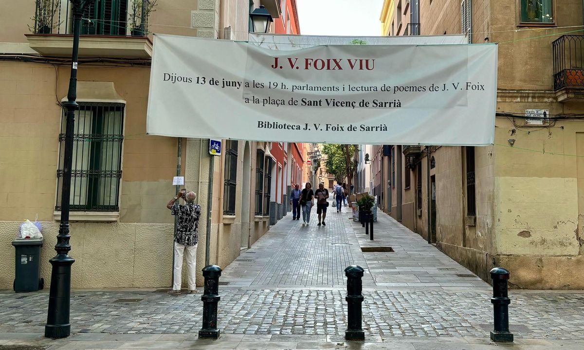 Plaza de Sant Vicenç, este martes, con un cartel que anuncia un recital de poesía de J.V. Foix Plaza de Sant Vicenç, este martes, con un cartel que anuncia un recital de poesía de J.V. Foix