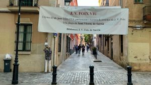 Plaza de Sant Vicenç, este martes, con un cartel que anuncia un recital de poesía de J.V. Foix