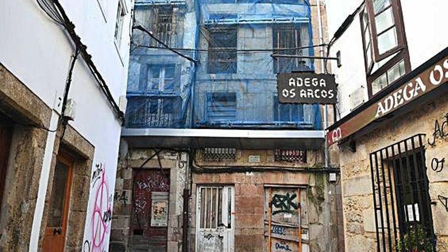 Edificios abandonados y cubiertos por redes en la Ciudad Vieja.