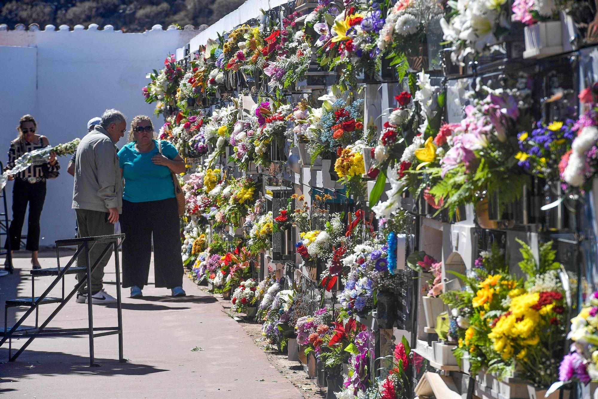 Día de Todos los Santos en cementerios de Gran Canaria