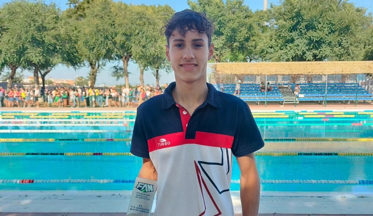 Antonio José Ruiz, con el trofeo de mejor marca masculina del campeonato de 13 años.