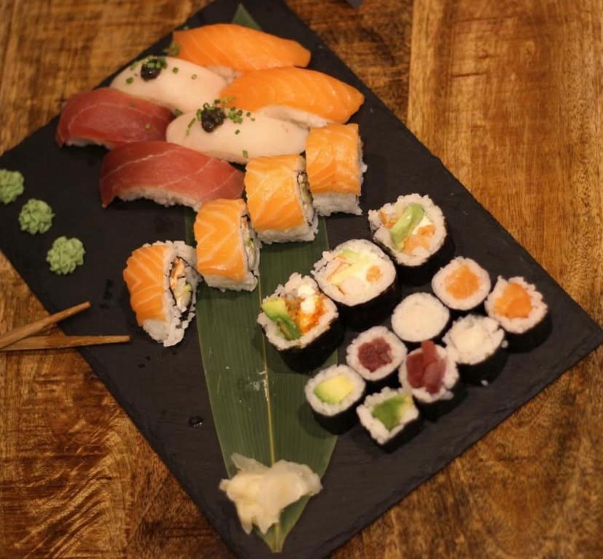 Distintas piezas de sushi en Onakasita.