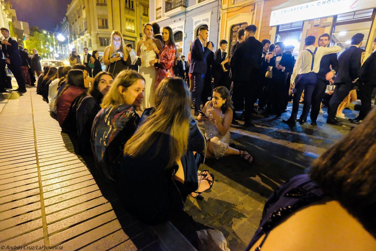Jóvenes en una churrería de Las Palmas de Gran Canaria tras la noche de Fin de Año.