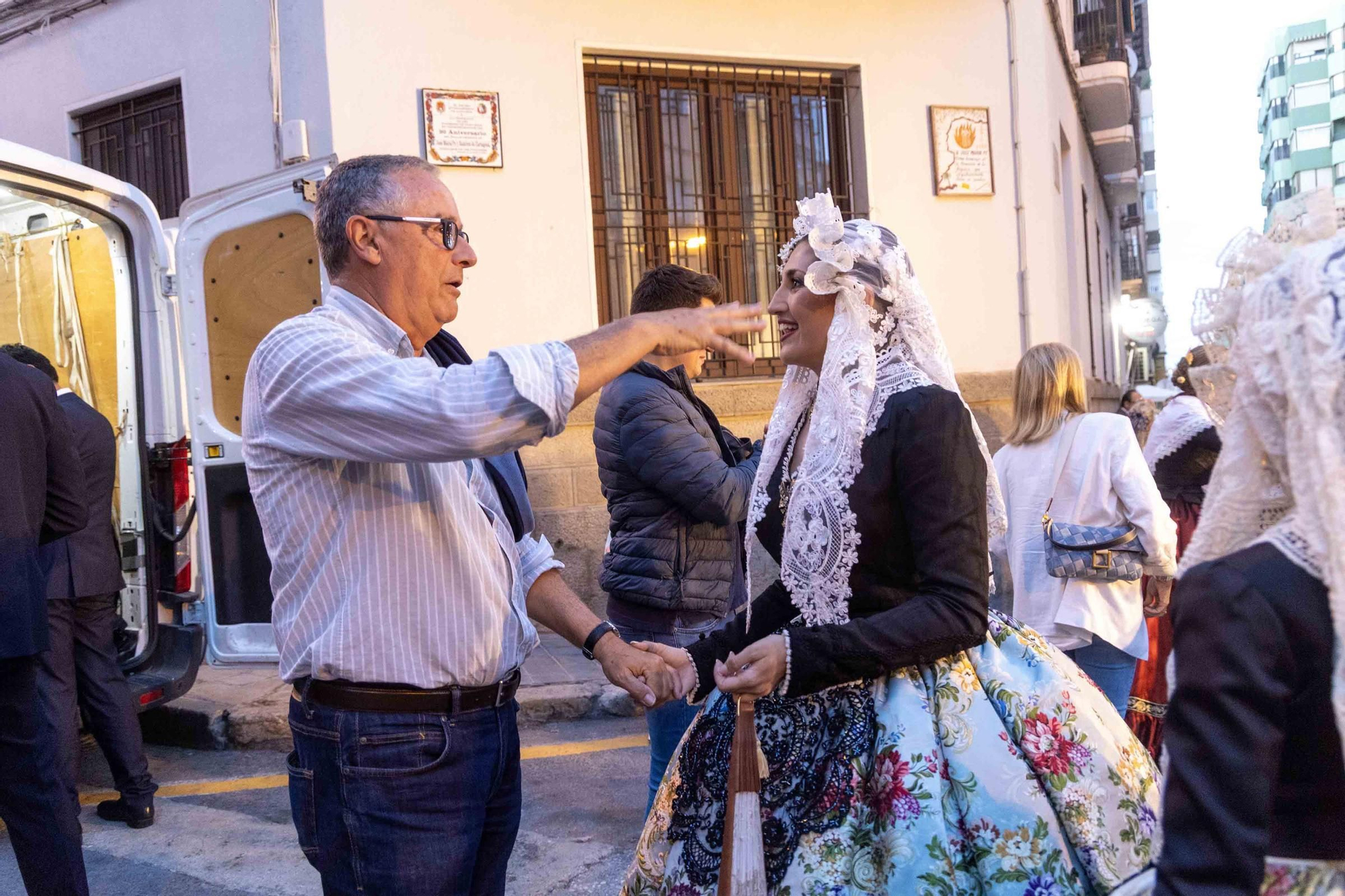 El homenaje al fundador de las Hogueras, José María Py, y el Festival de Bandas de Andrés Llorens iluminan una noche con olor a fiesta y pólvora
