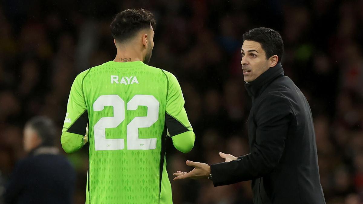Mikel Arteta y David Raya, juntos en un partido de la pasada temporada