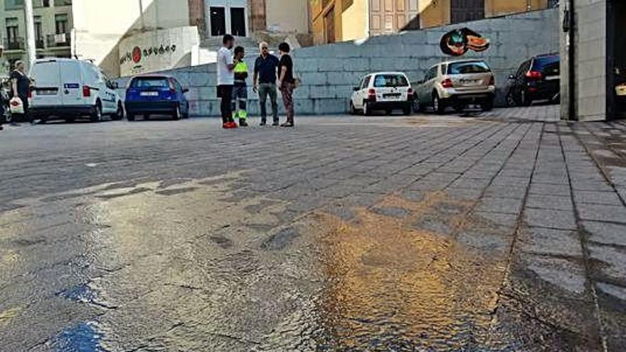 La brigada i Sorea revisen la xarxa d&#039;aigües de la plaça de Sant Pere per una filtració