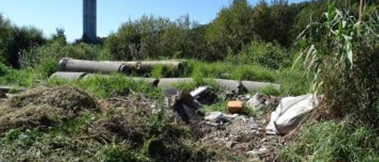 Parte del material depositado cerca del viaducto del Corredor.