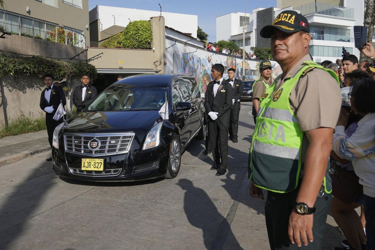 Un coche fúnebre transporta el ataúd del premio Nobel de literatura peruano Mario Vargas Llosa.