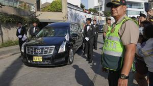 A funeral hearse transports the coffin of Peruvian Nobel literature laureate Mario Vargas Llosa to a crematorium in Lima, Peru, Monday, April 14, 2025. (AP Photo/Martin Mejia)