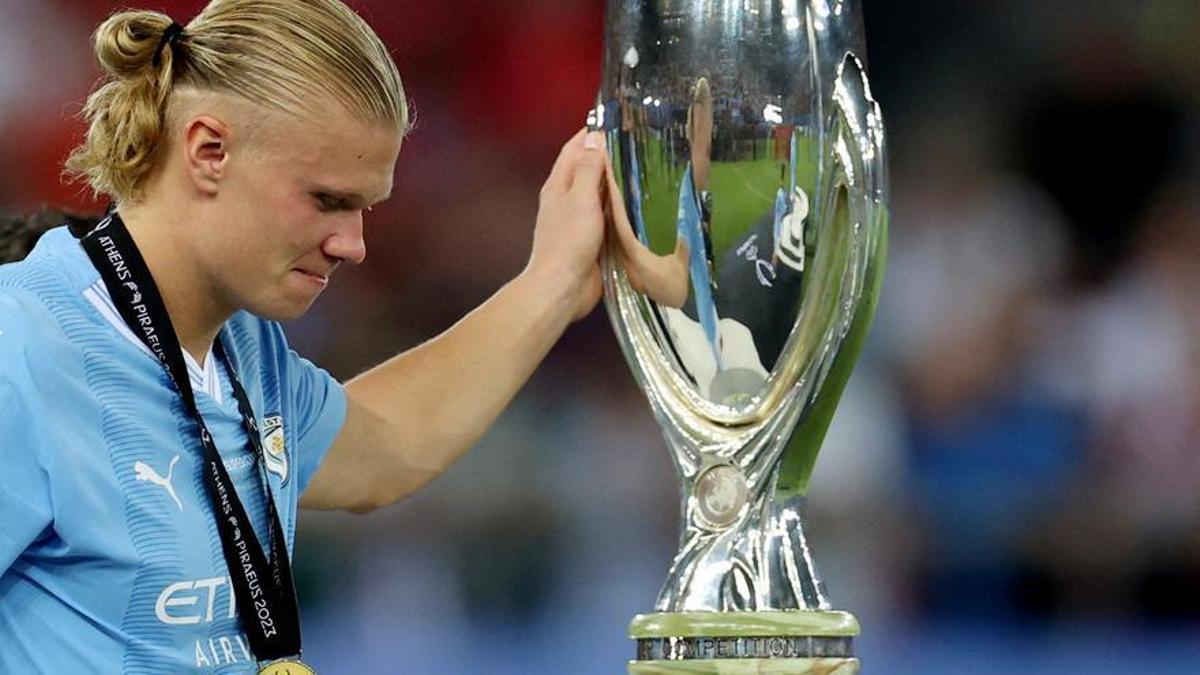 Haaland toca el trofeo de la Supercopa de Europa, el último trofeo ganado por el City en agosto.
