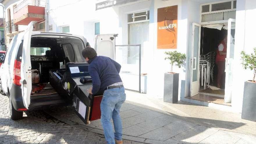 Uno de los robos fue perpetrado en el Bar de Epi, en Vilaxoán, donde reventaron la tragaperras. // N. Parga