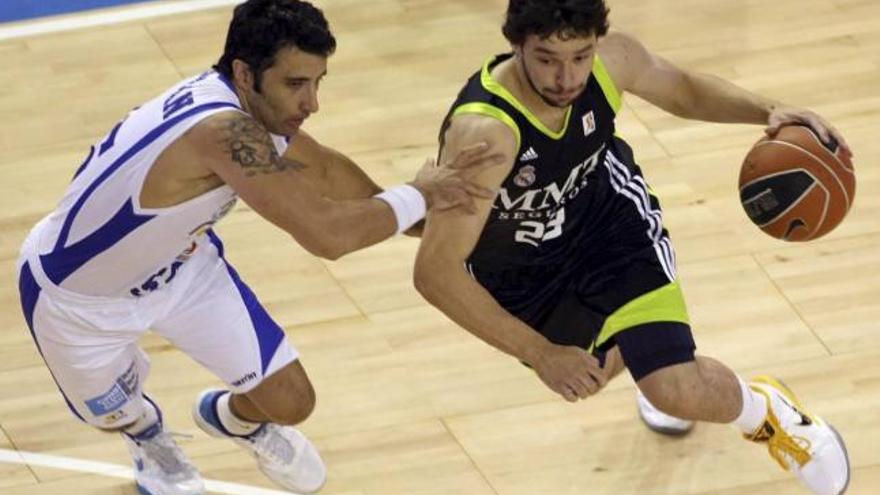 Sergi Llull trata de superar la defensa del turco Erdogan.