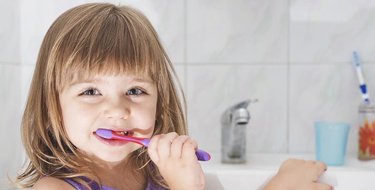 10 consejos para padres primerizos sobre cómo cuidar los dientes del bebé