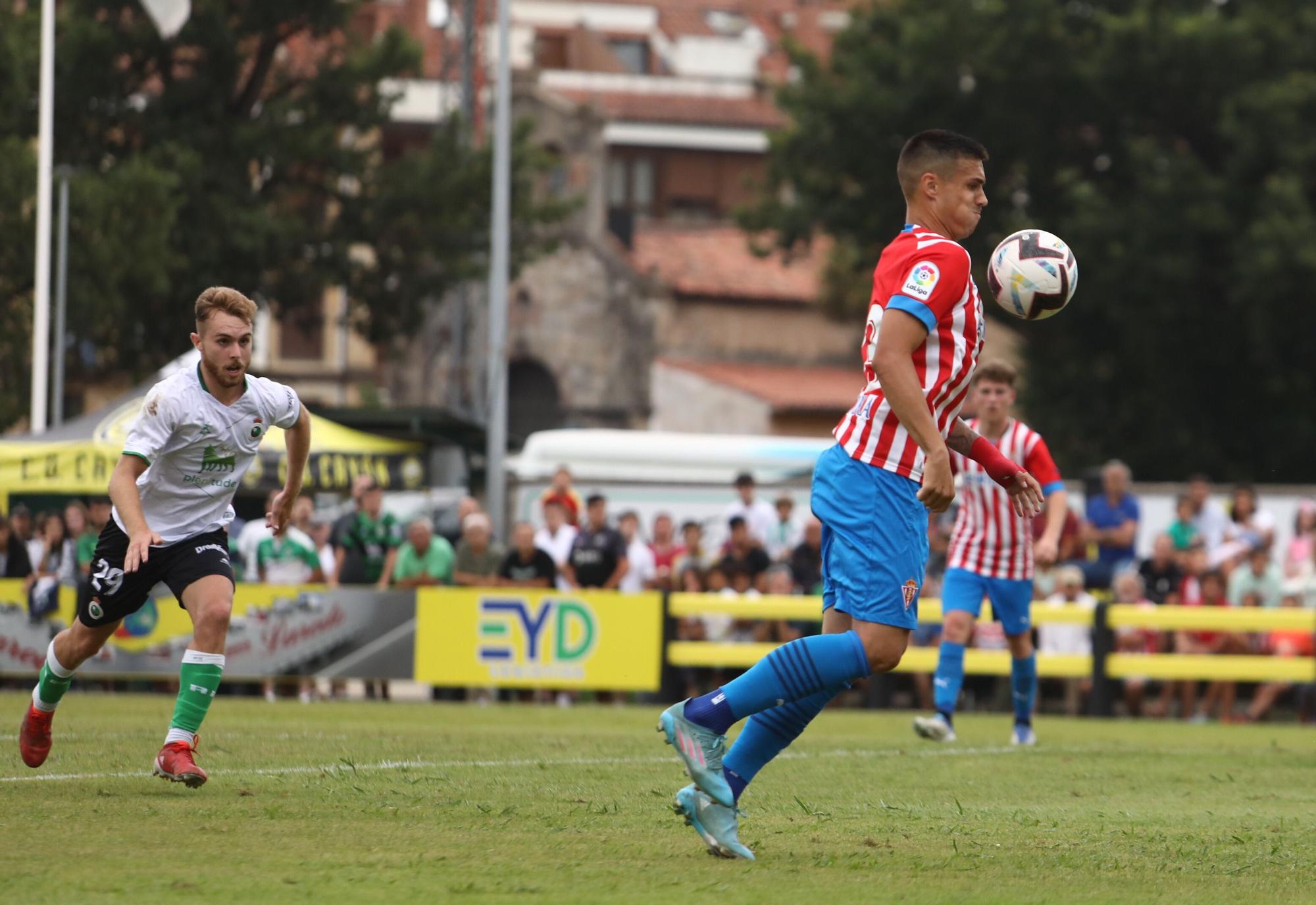 En imágenes: El Sporting vence por 1-0 frente al Racing de Santander en un partido amistoso