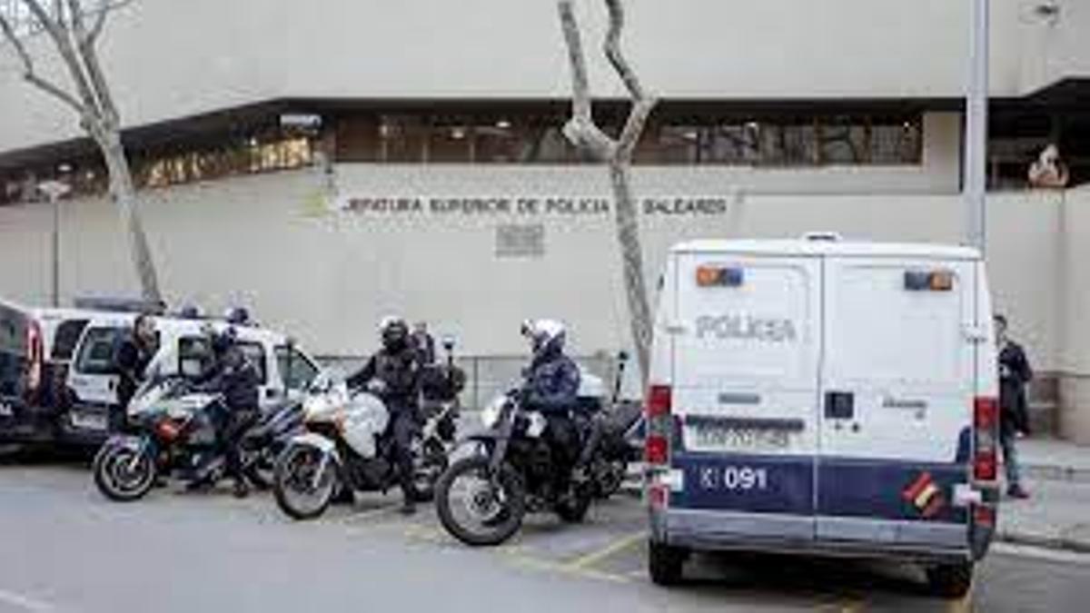 Agentes de la Policía Nacional en la Jefatura de Baleares, en Palma.