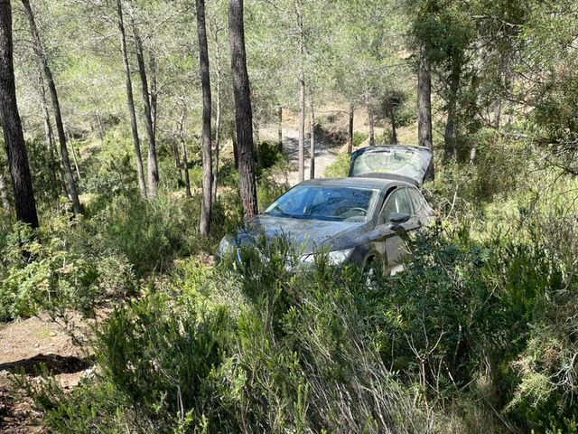 Así quedó el coche de una turista de Ibiza que circulaba campo a través