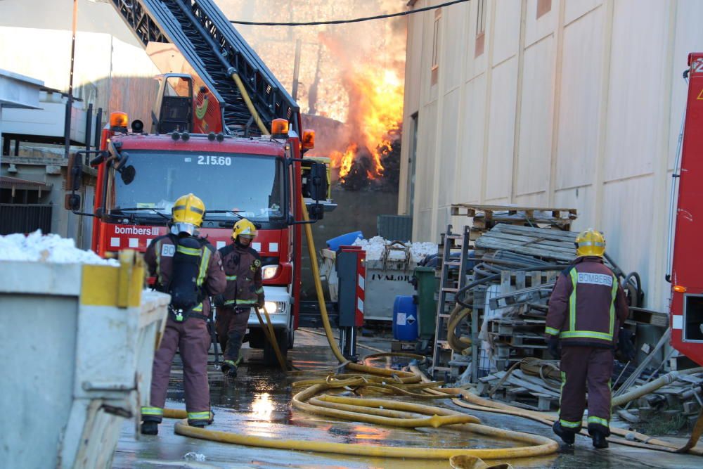 Incendi en una empresa de reciclatge a Sant Feliu de Buixalleu